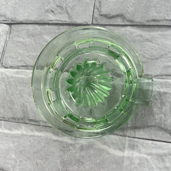 Vintage green Vaseline glass juicer - Picture 3 of 5